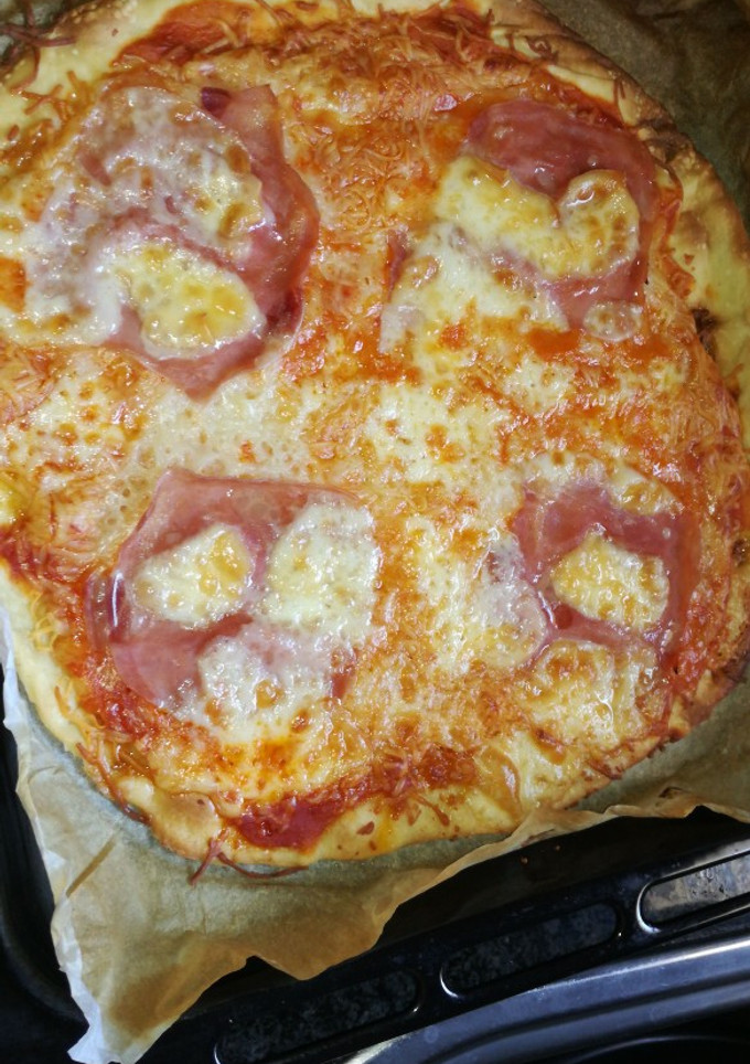 Una foto de Pizza casera de jamón york y queso de cabra