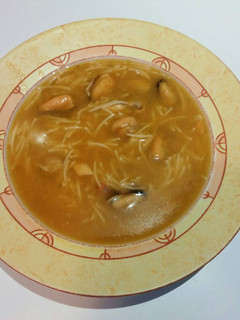 Una foto de Sopa de marisco con fideos
