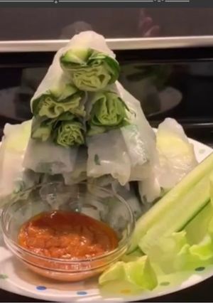 Hình của món Gỏi Cuốn & Nước Chấm Bơ Đậu Phộng Kiểu Mỹ.