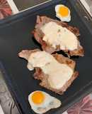 Chuletas de dos colores en salsa a la pimienta verde y huevos de codorniz