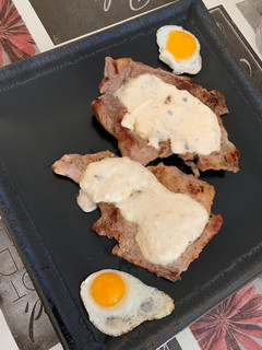 Una foto de Chuletas de dos colores en salsa a la pimienta verde y huevos de codorniz