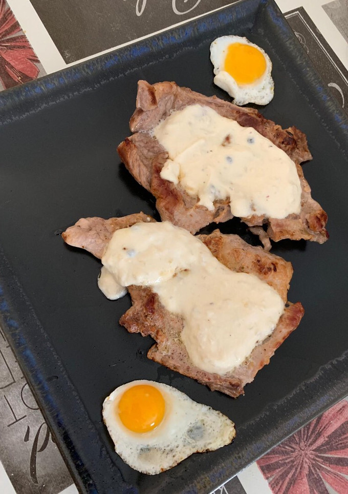 Una foto de Chuletas de dos colores en salsa a la pimienta verde y huevos de codorniz