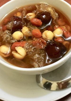 Hình của món Chè táo đỏ nấm tuyết.