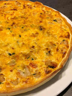 Una foto de Quiche de gambones al pil pil con puerro y mozzarella
