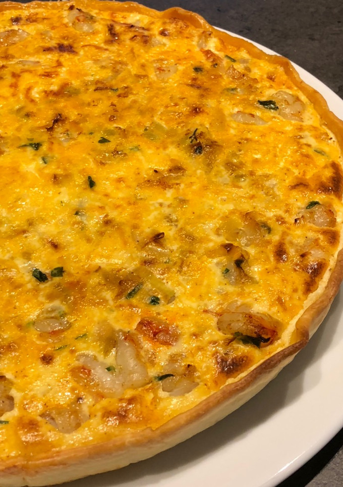 Una foto de Quiche de gambones al pil pil con puerro y mozzarella