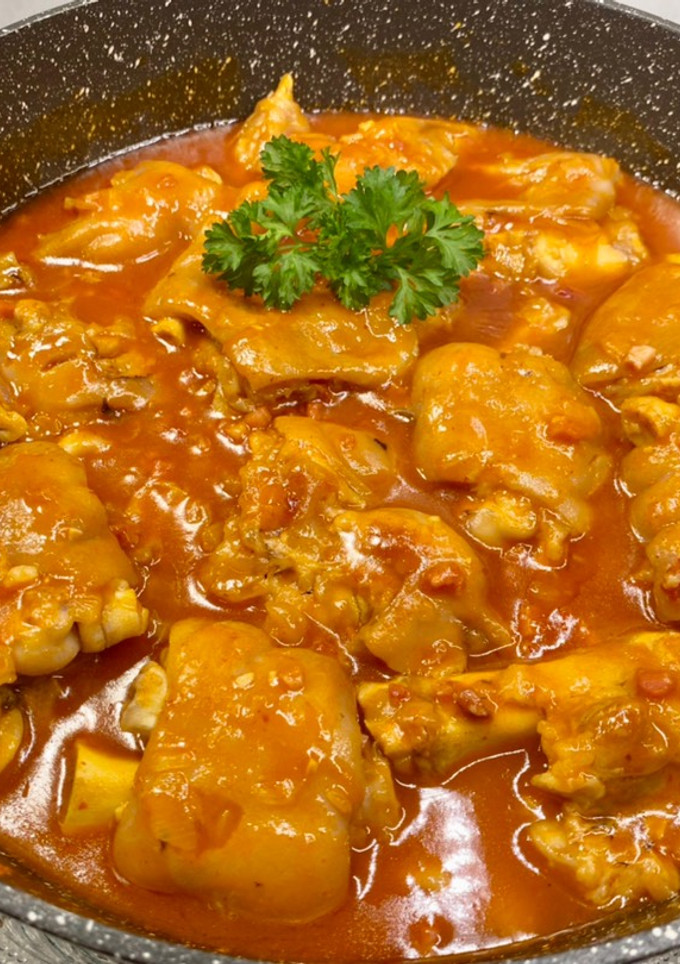 Una foto de Manitas de cerdo en salsa