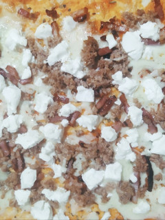 Una foto de Pizza casera de atún, bacon y rulo de cabra
