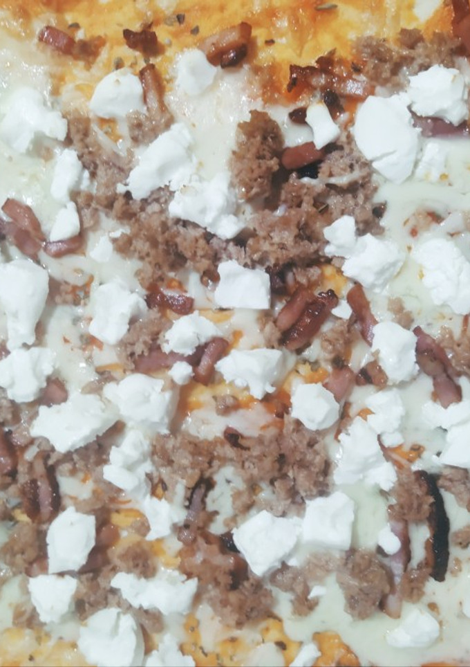 Una foto de Pizza casera de atún, bacon y rulo de cabra