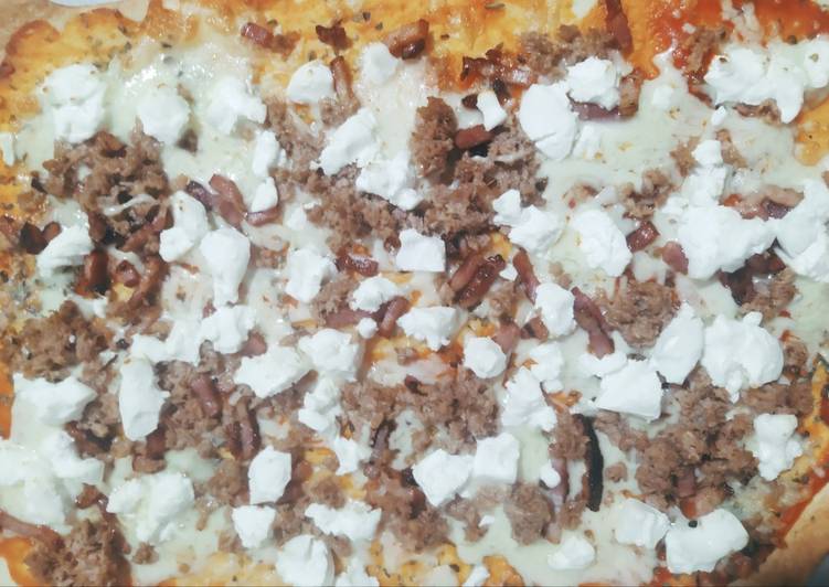 Pizza casera de atún, bacon y rulo de cabra
