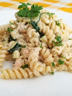 Foto di Pasta cremosa con salmone e zucchine