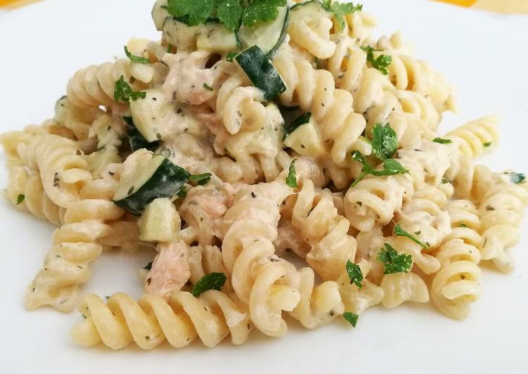 Recipe of Any-night-of-the-week Pasta cremosa con salmone e zucchine