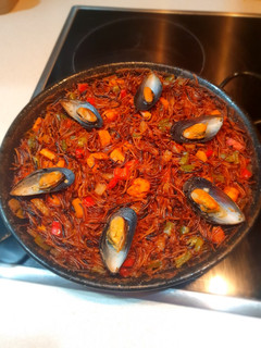 Una foto de Fideuà con verduras