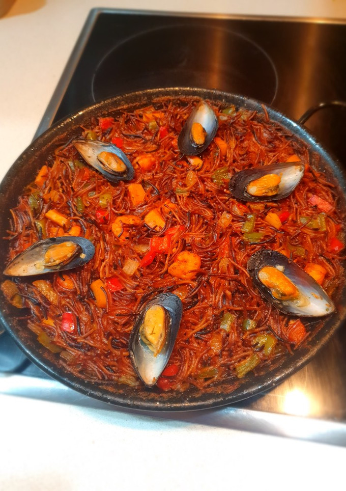 Una foto de Fideuà con verduras