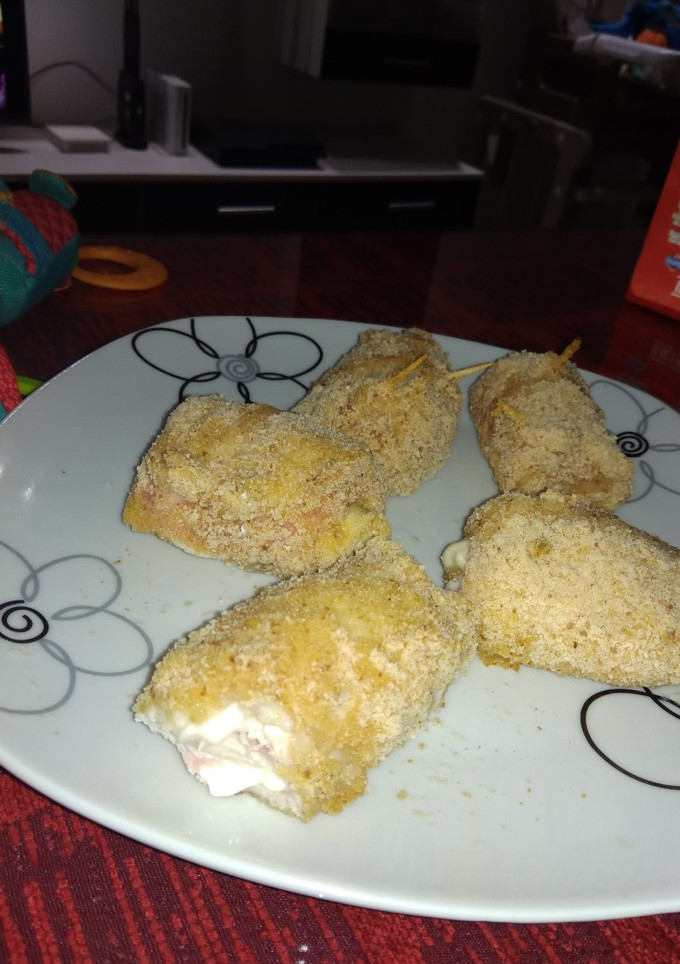 Una foto de Rollos de pollo, jamón york y queso