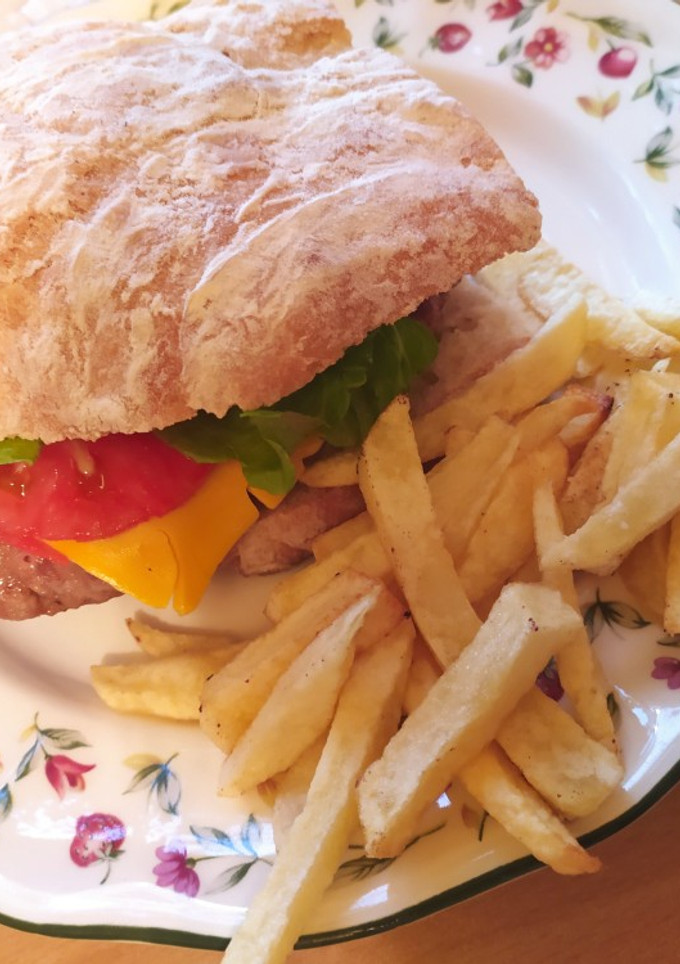 Una foto de Hamburguesa con calabacín y cebolla rehogada