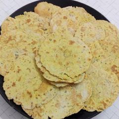 A picture of Oil free diet Methi khakra.