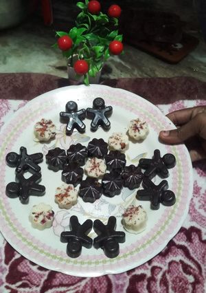 टेड्डी बेयर एंड फ्लावर शेप चॉकलेट (teddy bear and flower shaped chocolate recipe in Hindi) रेसिपी मुख्य फोटो