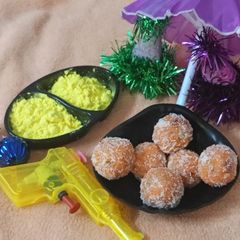 A picture of Leftover bread peda coconut ladoo.
