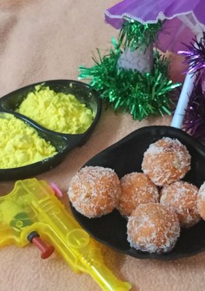 A picture of Leftover bread peda coconut ladoo.