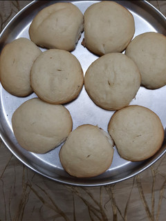 હોમ મેડ કુકર પાવ (Pav in cooker Recipe In Gujarati) રેસીપી મુખ્ય ફોટો
