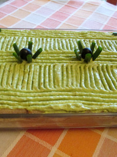 Una foto de Tarta aperitivo de pan con crema de atún y mayonesa de aguacate