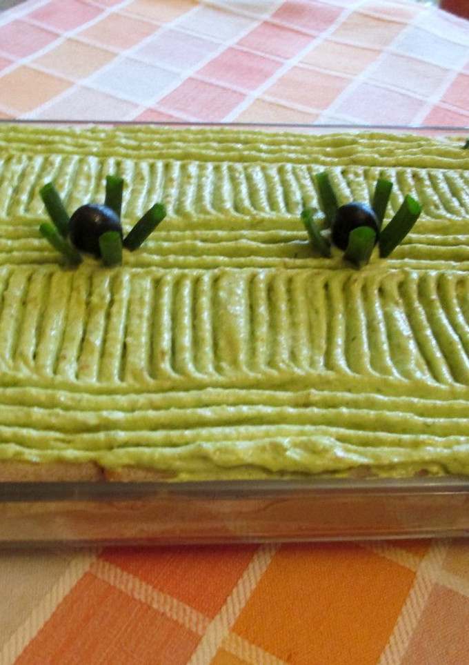 Una foto de Tarta aperitivo de pan con crema de atún y mayonesa de aguacate