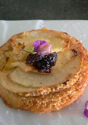 Une photo de Tartelette fine aux pommes,cerise confite à la fève Tonka