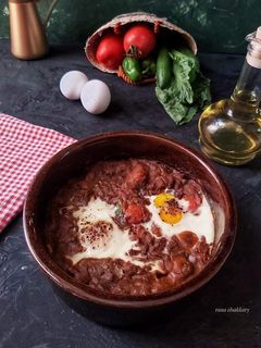 صورة لوصفة فول بالسجق والبيض