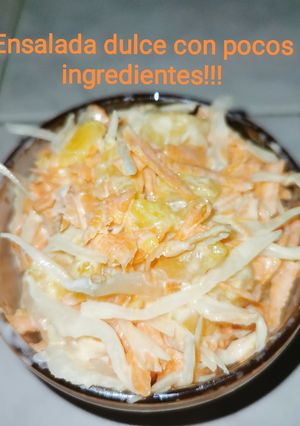 Una foto de Ensalada dulce con pocos ingredientes !