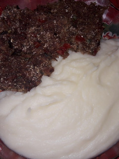 Una foto de Pan de carne con puré