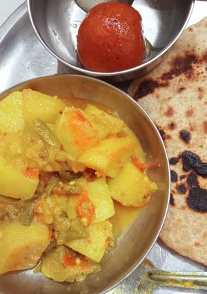 A picture of Shimla mirch aloo ki sabji.