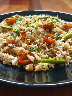 Una foto de Arroz con gambitas, espárragos y cherrys