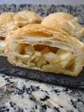 Pastelitos de hojaldre rellenos de cebolla, pera y queso brie