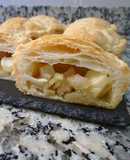 Pastelitos de hojaldre rellenos de cebolla, pera y queso brie
