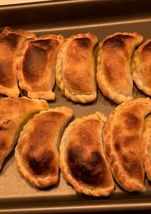Una foto de Empanadas cortada a cuchillo