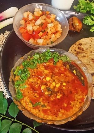 A picture of Double tadka lahsuni Urad Dal.