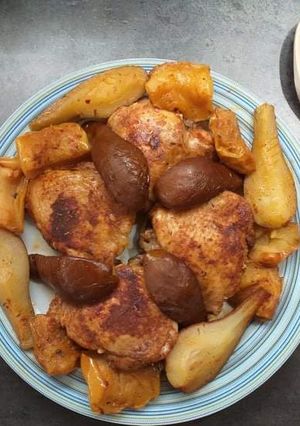 Almás-körtés csirkecomb krumplipürével recept fotója
