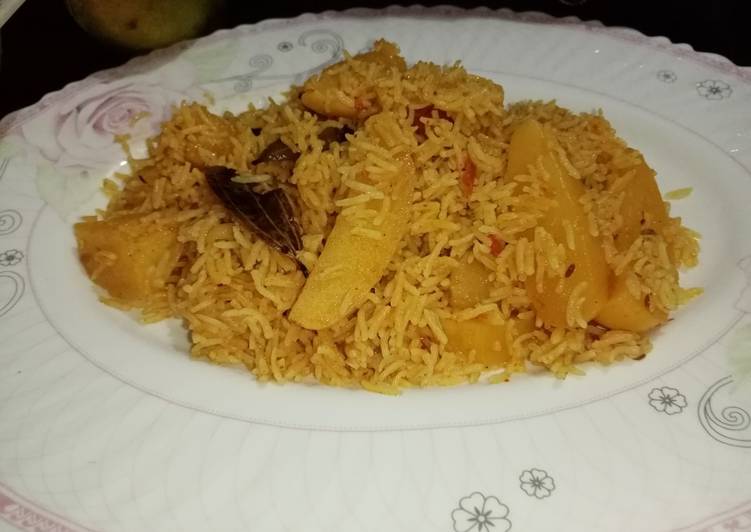 Easiest Way to Make Quick Special Aloo Tahiri 😋👌serve with Raita Wali Salad