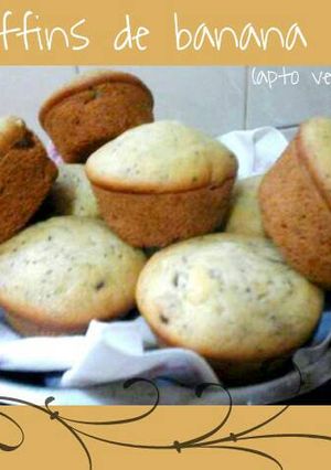 Una foto de Muffins de banana con pasas y semillas de amapola