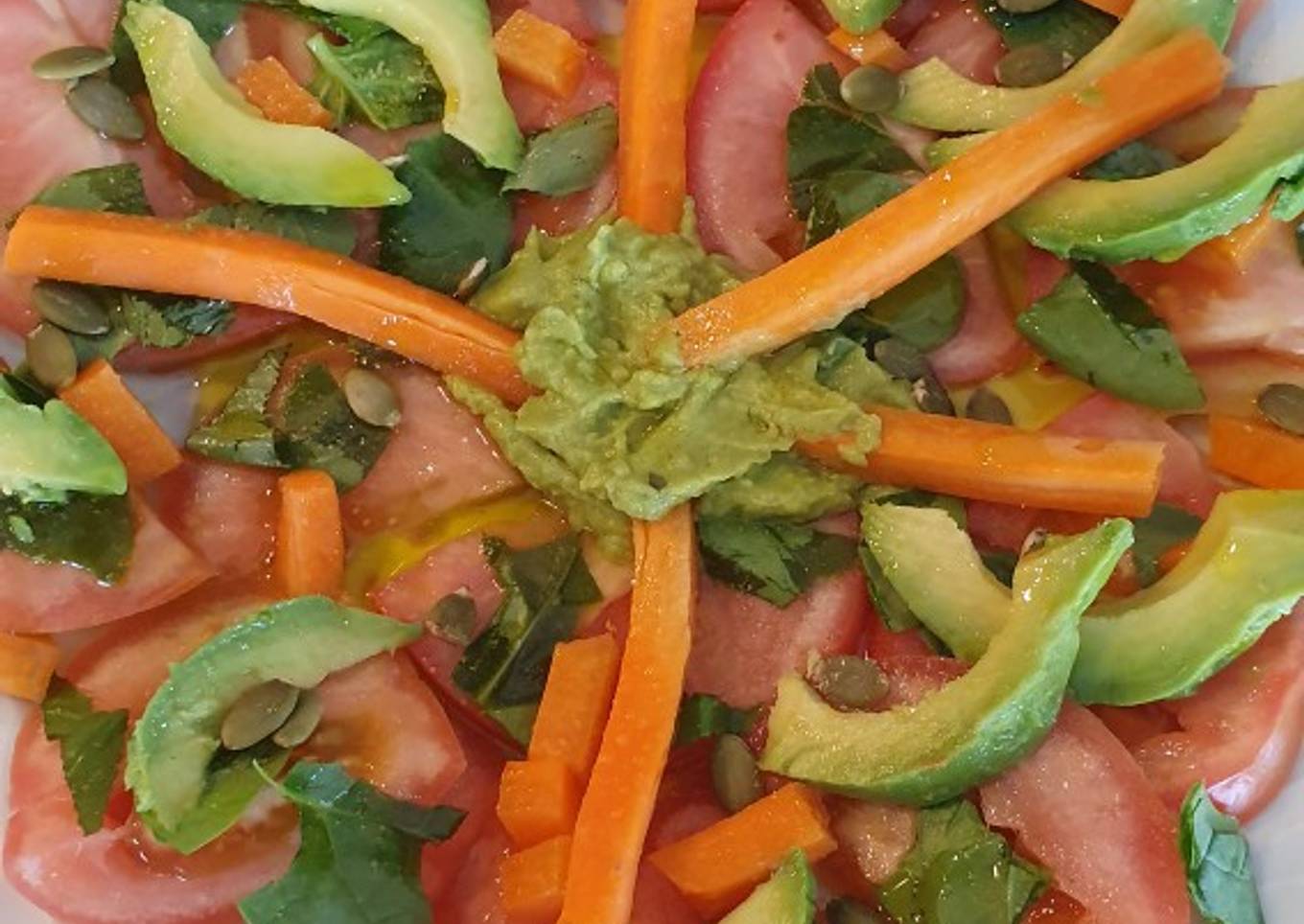 Ensalada de aguacate con tomate y espinacas