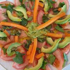 Foto principal de Ensalada de aguacate con tomate y espinacas