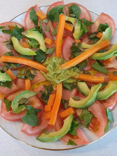 Una foto de Ensalada de aguacate con tomate y espinacas