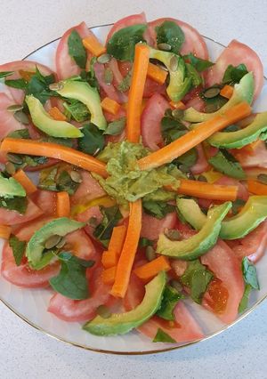 Una foto de Ensalada de aguacate con tomate y espinacas