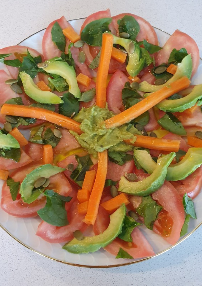 Una foto de Ensalada de aguacate con tomate y espinacas