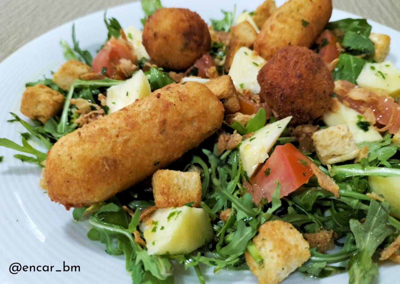 Ensalada de rúcula con albóndigas de bacalao y delicias de pulpo