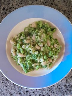 Una foto de Brócoli con judías blancas