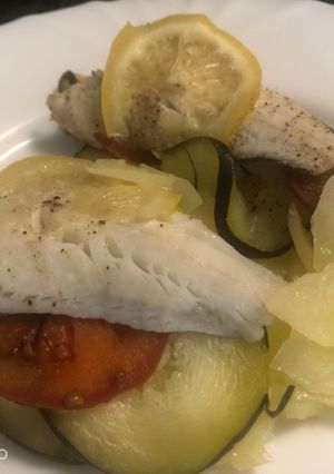 Una foto de Merluza al vapor con salsa de limón