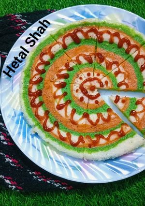 સોજી ઢોકળા કેક (Sooji Dhokla Cake Recipe In Gujarati) રેસીપી મુખ્ય ફોટો