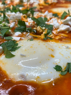 Una foto de Shakshuka con berenjenas y feta (שקשוקה / شكشوكة)