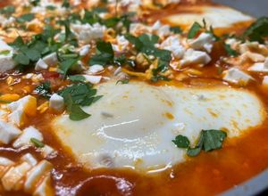 Foto principal de Shakshuka con berenjenas y feta (שקשוקה / شكشوكة)